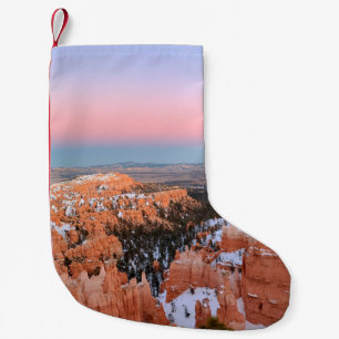 BROWN ROCKY BERG UNTER BLAUEM HIMMEL KLEINER WEIHNACHTSSTRUMPF