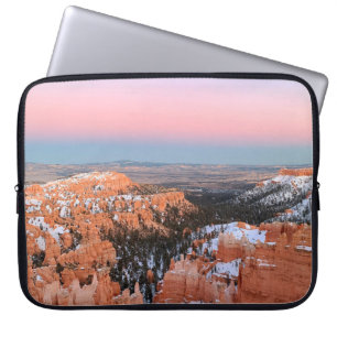 BROWN ROCKY BERG UNTER BLAUEM HIMMEL LAPTOPSCHUTZHÜLLE