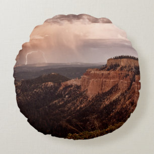 BROWN ROCKY BERG UNTER SCHÖNEM HIMMEL WÄHREND DES RUNDES KISSEN
