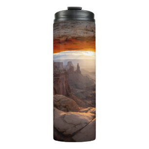 BROWN ROCKY BERG WÄHREND DES SONNENS THERMOSBECHER