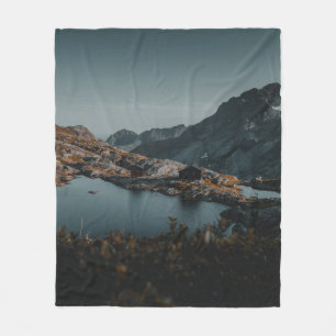 BROWN UND WEISSE BERGE IN DER NÄHE DES WASSERKÖR FLEECEDECKE