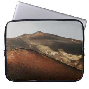 BROWN UND WEISSE BERGE UNTER WEISSEN SCHWEINEN WÄH LAPTOPSCHUTZHÜLLE