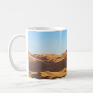 BROWN UND WEISSE BERGE WÄHREND DER JAHRESZEIT UNTE KAFFEETASSE