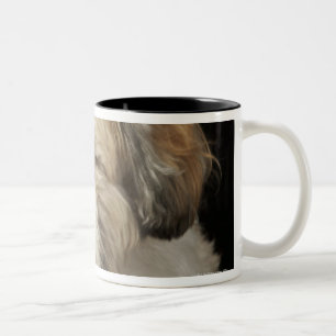Brown und weißer Shih Tzu mit Augen schlossen Zweifarbige Tasse