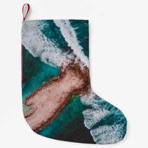 BROWNE INSEL UMGEBEN VON MEERESWASSER WÄHREND DES KLEINER WEIHNACHTSSTRUMPF