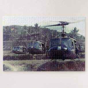 Bruce Crandall führt eine UH-1 Huey-Formationsflug