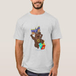 Bruce die Chanukah Elche T-Shirt<br><div class="desc">hat nichts auf Bruce! Prüfung Bruce die Chanukka-Elche, die über sein dradle, seine menorah Geweihe und seinen Davidsstern Goldhalskette schaukelnd springen. Fantastisches Feiertagst-shirt. glückliches Chanukah!</div>