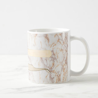 Brucelles d'or sur la tasse de marbre rose