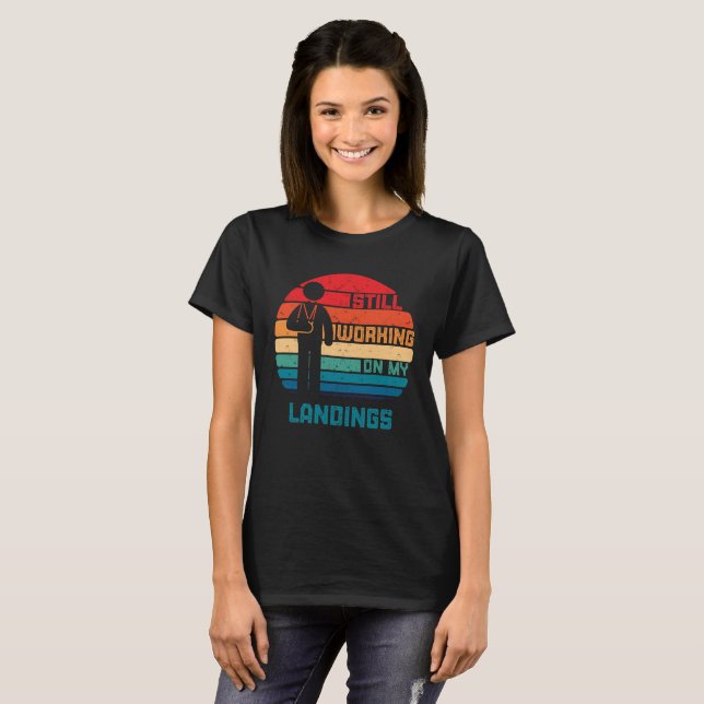 Bruch-Arm-Kinder werden gut an Landungen arbeiten T-Shirt (Vorne ganz)