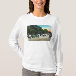 Brücke, die Landhaus EL Verano angrenzt T-Shirt