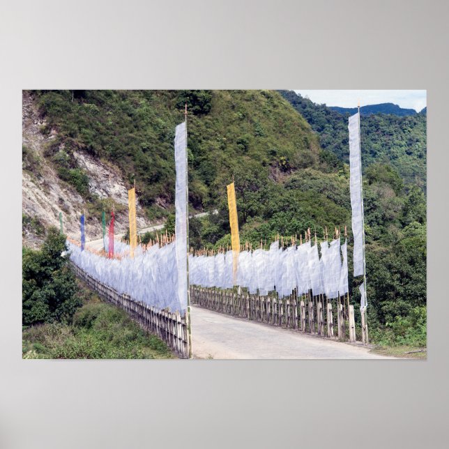 Brücke mit buddhistischen Gebetsfahnen - Bhutan Poster (Vorne)