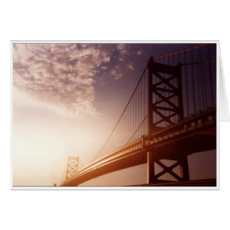 Brücke mit hellem Himmel