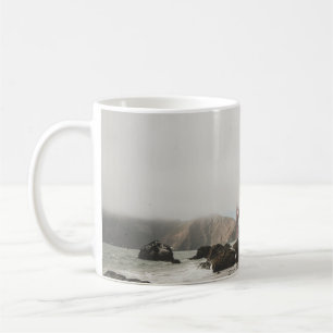 BRÜCKE NEBEN STEINFAGMENTEN KAFFEETASSE