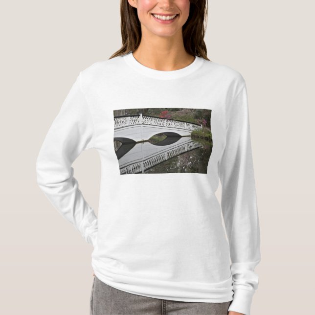 Brücke reflektiert auf dem Teich, Magnolia T-Shirt (Vorderseite)