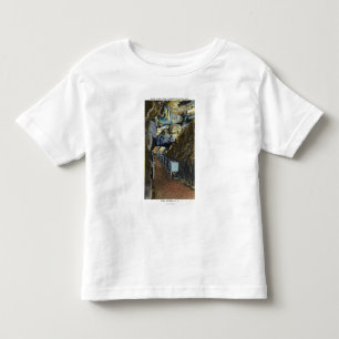 Brücke über dem Abgrund, der ausgeglichenen Fels Kleinkind T-shirt