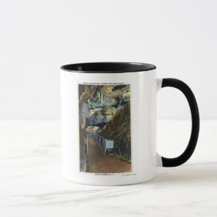 Brücke über dem Abgrund, der ausgeglichenen Fels Tasse