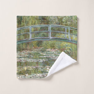 Brücke über einem Teich der Wasser-Lilien durch Waschlappen