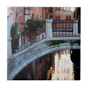 Brücke über einen Kanal Fliese