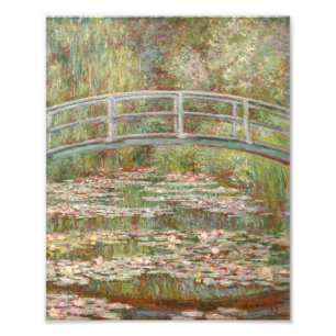 Brücke über einen Teich mit Seerosen Fotodruck