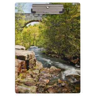 Brücke über Fluss Klemmbrett