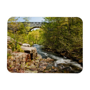Brücke über Fluss Magnet