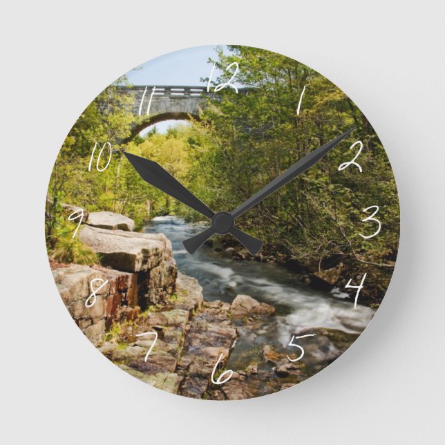 Brücke über Fluss Runde Wanduhr (Vorderseite)