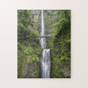 Brücke über Wasserfall-Landschaft