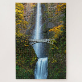 Brücke und Wasserfall in einem Wald