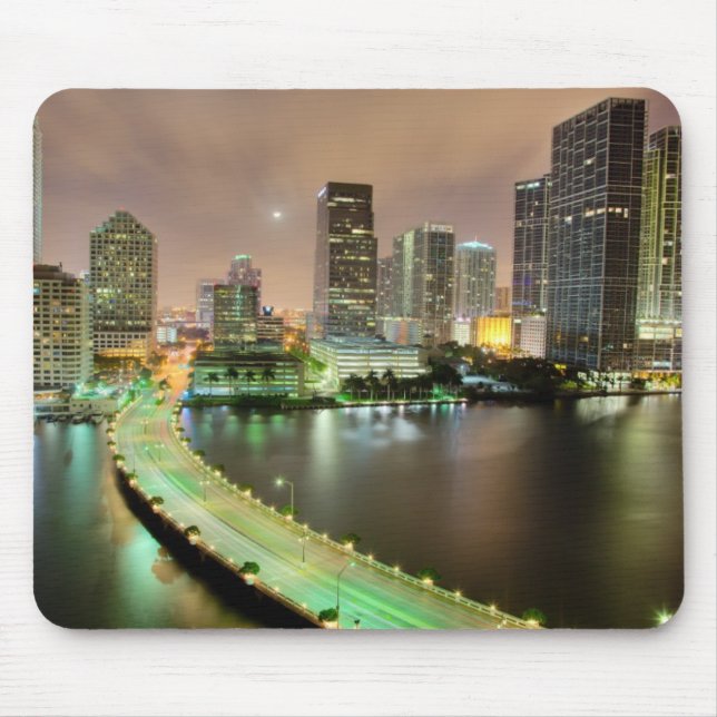 Brückenführungen über Wasserstraße nach im Mousepad (Vorne)