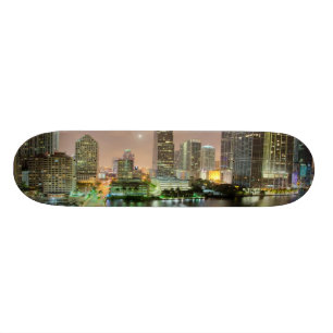 Brückenführungen über Wasserstraße nach im Skateboard