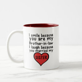Bruder mit glücklichem verheiratetem Geschenk der Zweifarbige Tasse