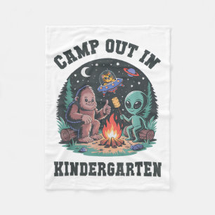 Bruh Camp im Kindergarten im winzigen Bigfoot-Camp Fleecedecke