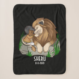 Bruin jongetje die een leeuw knuffelt sherpadecke