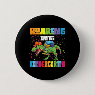 Brüllender Kindergarten-Dinosaurier T Rex auf dem  Button