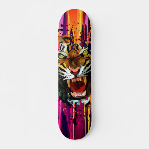 Brüllendes Tiger Neon-Farbdrip- Street-Art-Design Skateboard