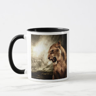 Brüllenlöwin gegen stürmischen Himmel Tasse