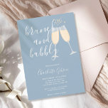 Brunch Bubbly Script Brautparty Dusty Blue Einladung<br><div class="desc">Die elegante Brunch- und Brautdusche-Einladung mit Champagnergläsern und dem Namen des Signatur-Drehbuchs personalisiert mit Ihren Informationen in schicker Schrift auf staubblauem Hintergrund. Entwickelt von Thisisnotme©</div>