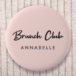 Brunch Club | Rosa Name Modernes handgeschriebenes Button<br><div class="desc">Einfaches, stilvolles "Brunch Club" Custom Quote Art Design in moderner, handgeschriebener Schrift-Schrift und einem individuelle Name-Feld, um Ihren Namen oder die Namen Ihrer Brunch-Freunde als niedliches Set oder Geschenk hinzuzufügen! Brunch soll Ende des 19. Jahrhunderts in England entstanden sein und in den 1930er Jahren in den Vereinigten Staaten populär geworden...</div>