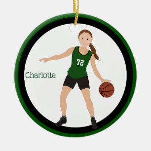 Brünetter Mädchen-Basketball-Spieler im Grün un Keramik Ornament