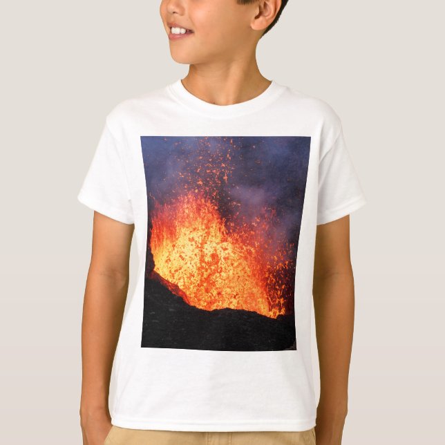 Brunnen der heißen Lava bricht aus Kratervulkan T-Shirt (Vorderseite)