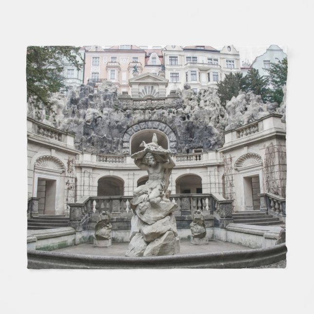 Brunnen mit Neptun-Statue in Prag Fleecedecke (Vorderseite (Horizontal))