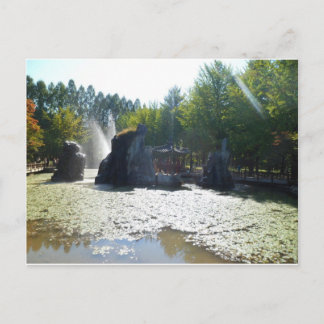 Brunnen und Gazebo, Nami Island, Korea Postkarte