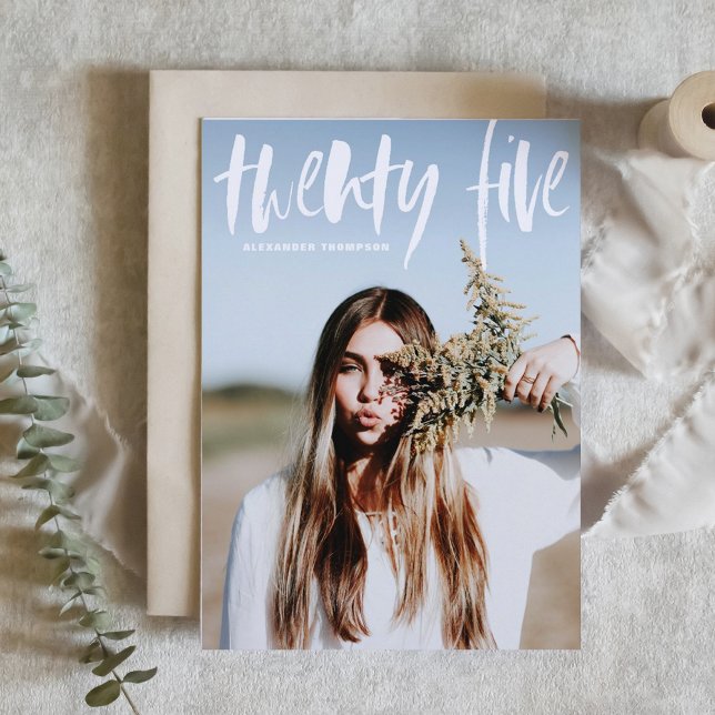 Brush blanc Typographie Graduation Invitation (Customizable class of 2025 photo graduation invitation featuring rustic lettering. )