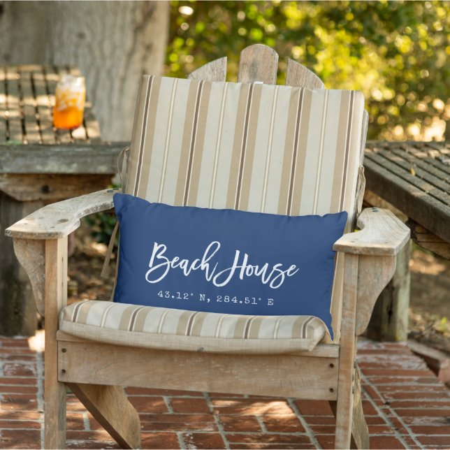 Brush Script Blue Beach House Ihre Koordinaten Kissen Für Draußen (Stuhl )