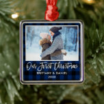 Brush Script Blue Kariert Couple First Christmas Ornament Aus Metall<br><div class="desc">Moderne Pinselschrift,  rustikales Blau Kariert Unser erstes Weihnachtslied Foto Ornament</div>