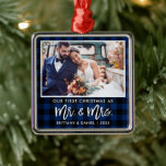 Brush Script Blue Kariert First Christmas Mr. Mrs. Ornament Aus Metall<br><div class="desc">Moderne Pinselschrift,  rustikales Blau Kariert Unsere ersten Weihnachten als Mr. und Mrs. Wedding Foto Ornament</div>