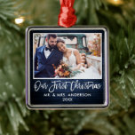 Brush Script Blue Wood Hochzeit Unsere ersten Weih Ornament Aus Metall<br><div class="desc">Modernes Pinselskript,  rustikales blaues Holz Unser erstes Weihnachtsgeschenk-Foto Ornament</div>