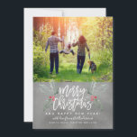 Brush Script Christmas Holles Foto Chalkboard Feiertagskarte<br><div class="desc">Diese skurrile und kühne Urlaubskarte verkörpert den Geist der Saison mit ihrem freundlichen und modernen Design,  das mit einem kühlen Pinselskript,  das "fröhliche Weihnachten" mit unseren Aquarellholzen verbindet,  ausgestattet ist. Fügen Sie das Jahr und Ihre eigene Stimmung hinzu.</div>