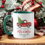 Brush Script Erste Weihnacht Mr. Truck Green Tasse<br><div class="desc">Modern Brush Script Unsere ersten Weihnachten als Mr. und Mrs. Watercolor Vintag Red Truck mit Christmas Tree Kaffee Tasse - Grün und Weiß</div>
