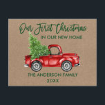 Brush Script Erste Weihnachtsfeier Neue Zuhause Tr Postkarte<br><div class="desc">Moderne Pinselschrift Unsere erste Weihnachtsfeier in unserer neuen Zuhause Holiday Moving Announcement Postcard beinhaltet Watercolor Vintag Red Truck mit Christbaum - Forest Green Script,  Rustic Kraft Paper</div>